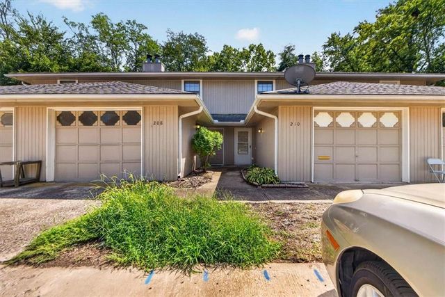 210 NW Nottingham Ln, Blue Springs, MO 64014