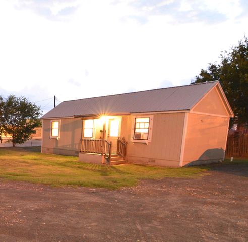 716 West St #8, Yoakum, TX 77995