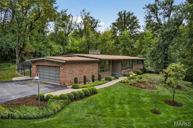 4 Dogwood Ln, Saint Louis, MO 63124