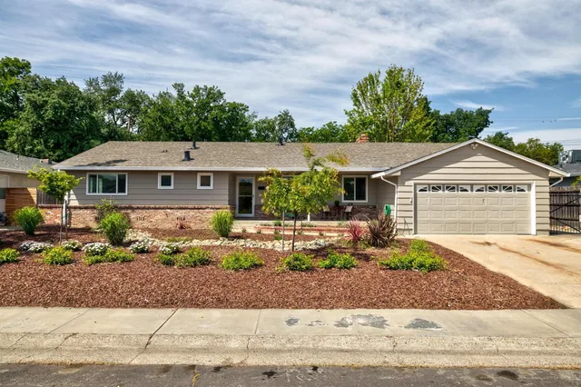 6942 S  Land Park Dr, Sacramento, CA 95831