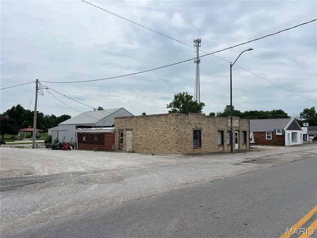 212 W  2nd St, Montgomery City, MO 63361