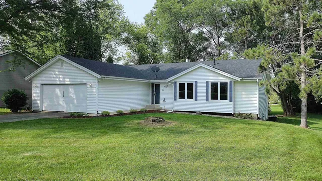108 James Cir SE, Poplar Grove, IL 61065