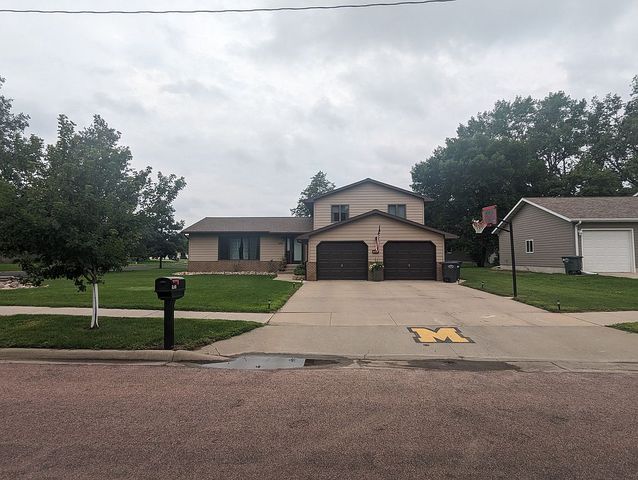 1421 S  Miller Ave, Mitchell, SD 57301