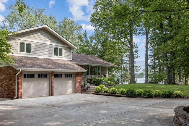 10067 N  Long Lake Rd, Brainerd, MN 56401