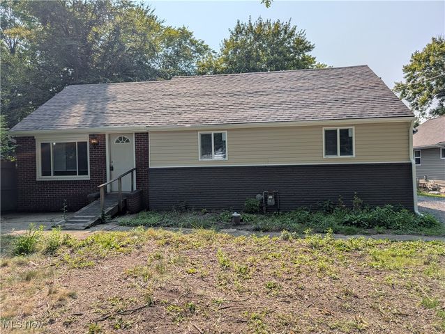 3488 Oakmont Dr, Hubbard, OH 44425