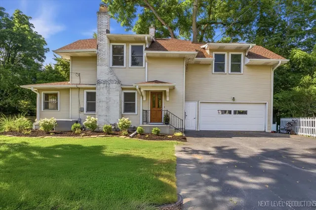 32W183 Glos St, Wayne, IL 60184