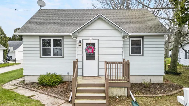 1217 Macarthur Ave, Sheboygan, WI 53083