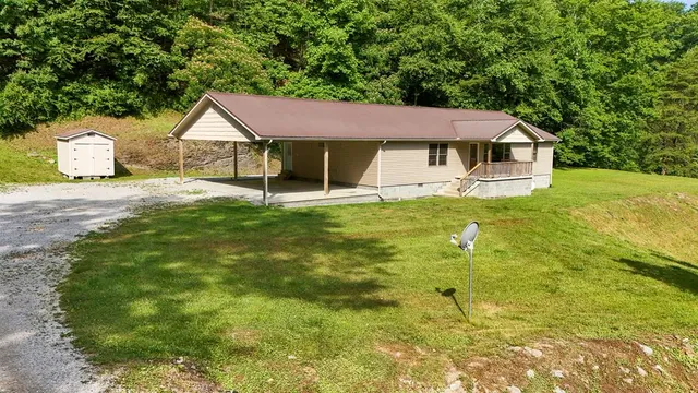 52 Extension Dr, Whitesburg, KY 41858