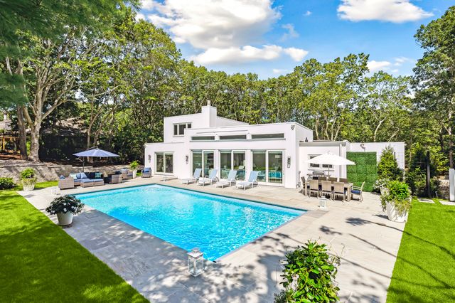 45 Peconic Hills Dr, Southampton, NY 11968
