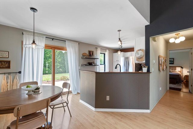 8619 South Stone Creek DRIVE, Oak Creek, WI 53154