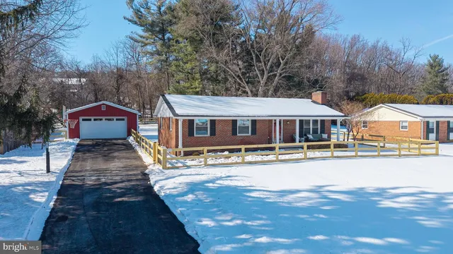 9 Honeybee Ave, Round Hill, VA 20141