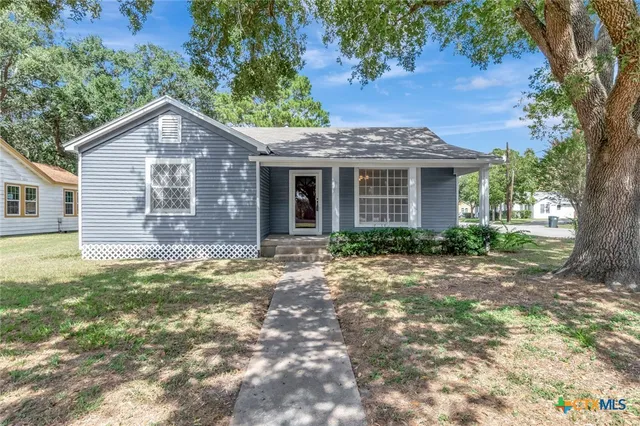 402 W  Gayle St, Edna, TX 77957