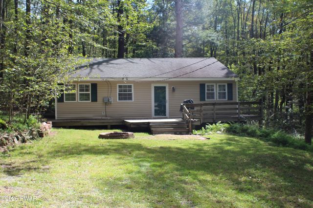 153 Stone Chair Trl, Greentown, PA 18426