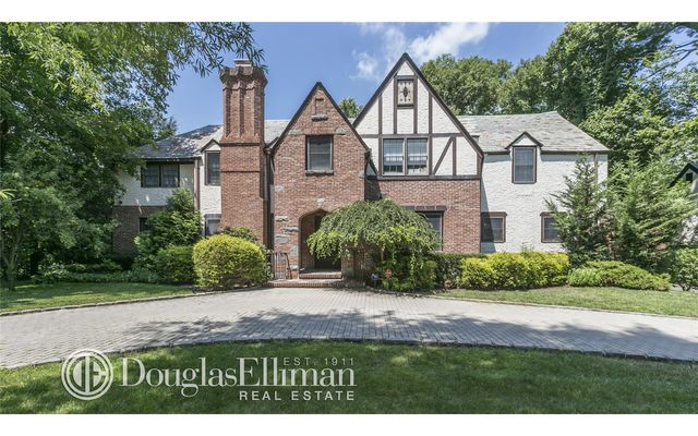 1 Chestnut Dr, Great Neck, NY 11021