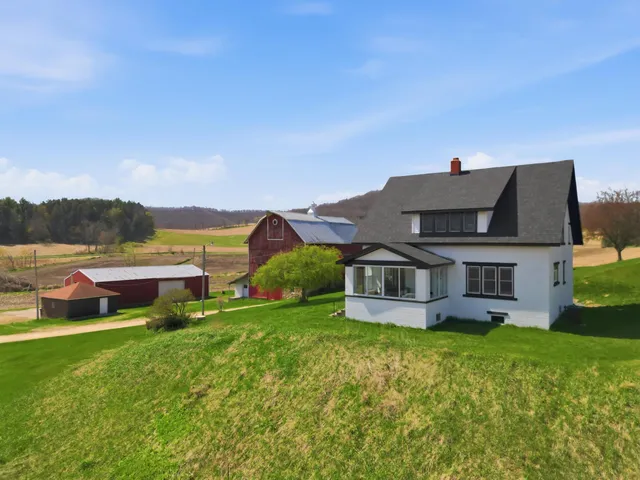 N19027 County Road F, Trempealeau, WI 54661