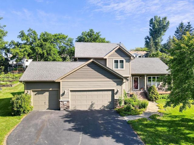1119 Ridge Bluff Dr, Chaska, MN 55318