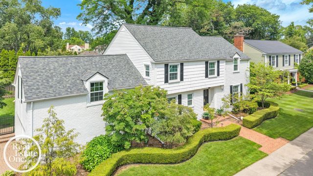 90 Colonial Rd, Grosse Pointe Woods, MI 48236