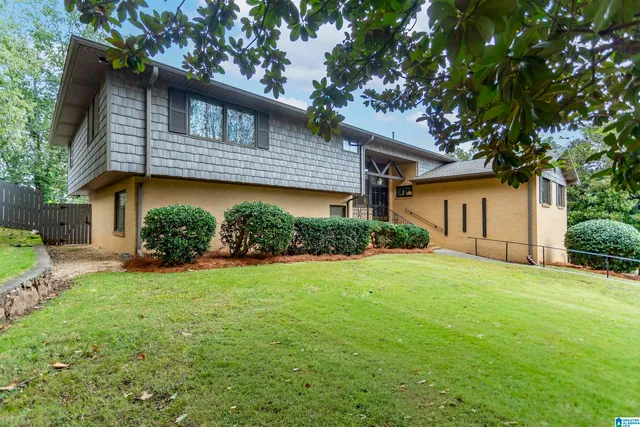 2220 Vesthaven Way E, Vestavia Hills, AL 35216
