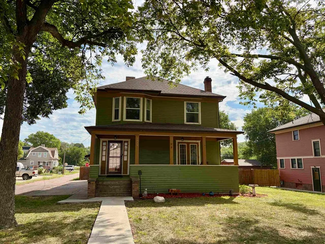 1010 Walnut St, Yankton, SD 57078