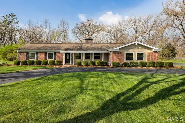 27 Chesterton Ln, Chesterfield, MO 63017