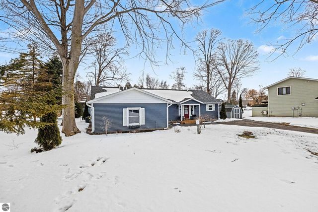 3718 Peninsular Shores Dr, Grawn, MI 49637
