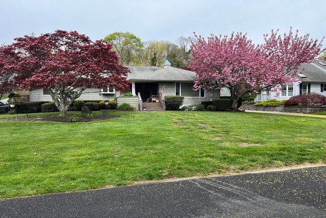 90 Suydam Ln, Bayport, NY 11705