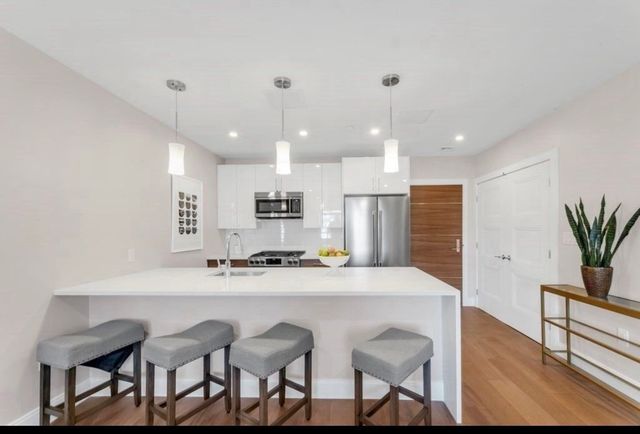 425 Lagrange St #110, West Roxbury, MA 02132