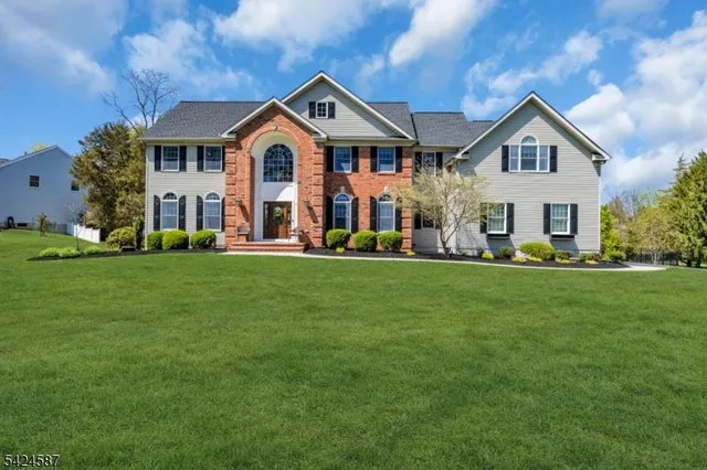 1 Berkshire Ct, Lebanon, NJ 08833