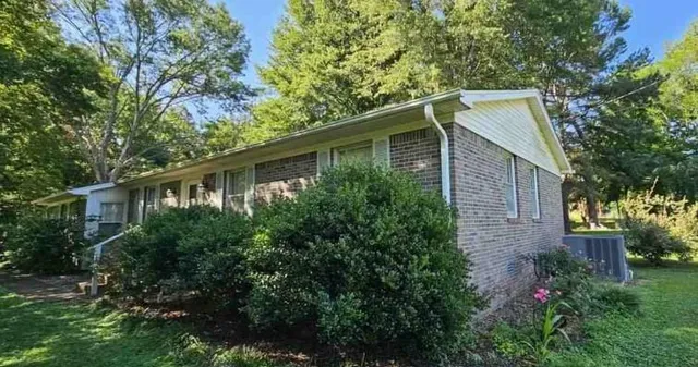 433 Henderson Rd, Jackson, TN 38305