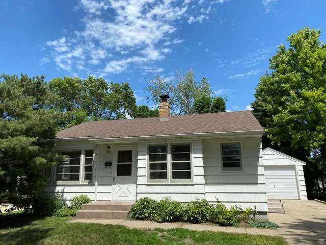 222 7th St W, Brookings, SD 57006