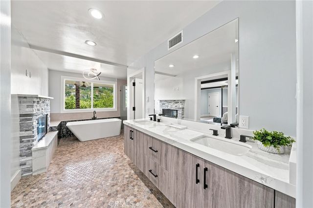 6002 Graciosa Dr, Los Angeles, CA 90068