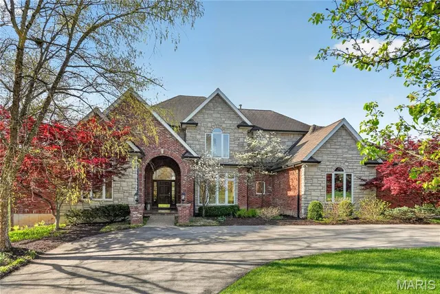 11 Fielding Rd, Saint Louis, MO 63124