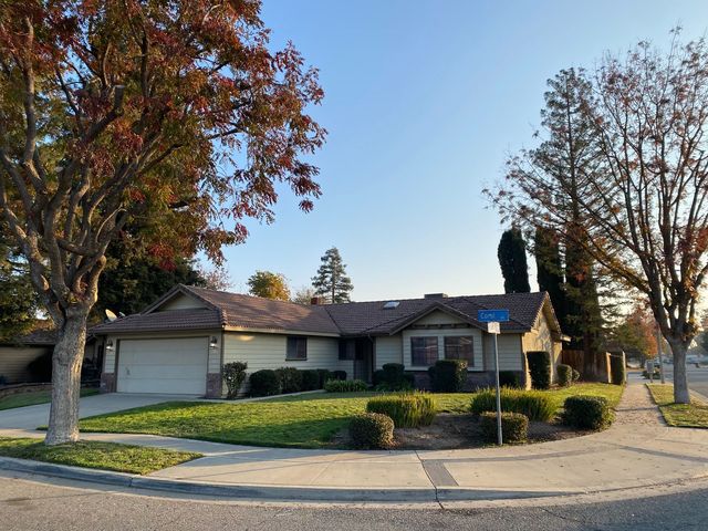 670 Coral St, Tulare, CA 93274