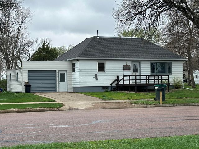 303 N  2nd Ave, Woonsocket, SD 57385