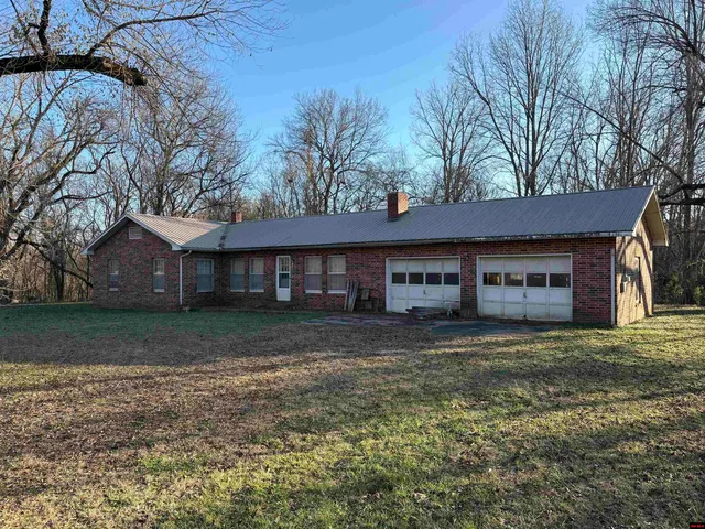 593 Foster St, Pyatt, AR 72672