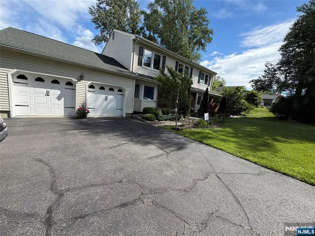 73 S  Hillside Ave, Succasunna, NJ 07876