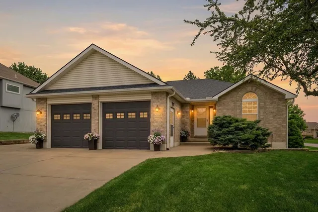 605 NW Silverstone Cir, Grain Valley, MO 64029