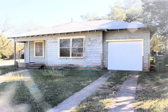 1001 W  Woodlawn St, San Saba, TX 76877