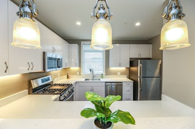 4935 Washington St #402, West Roxbury, MA 02132