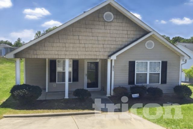 5511 Peachwood Dr, Charlotte, NC 28216