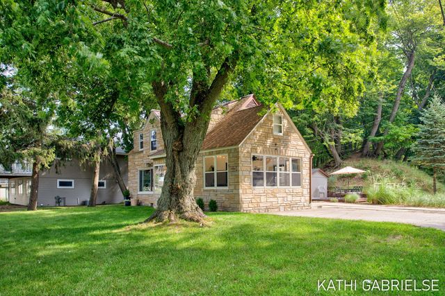 19196 N  Shore Dr, Spring Lake, MI 49456