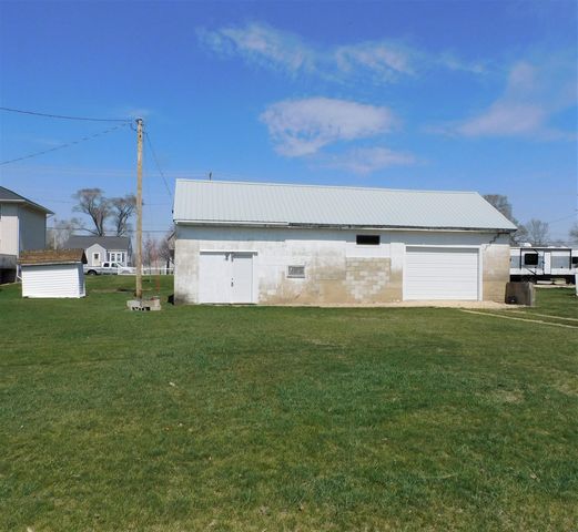 313 S  2nd St, Manchester, IA 52057