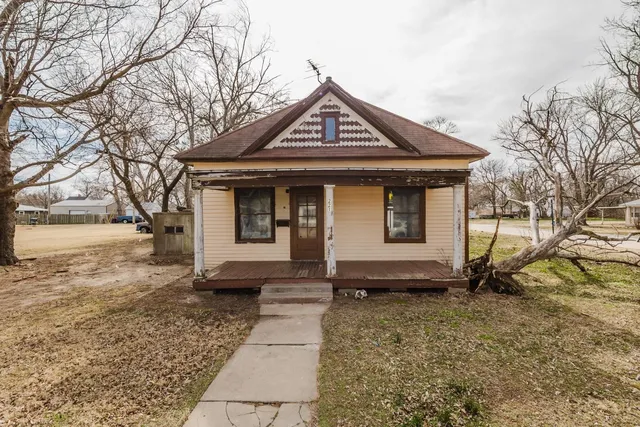 221 W  16th St, Harper, KS 67058