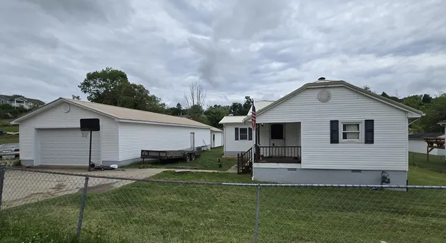 301 1st Ave, Midway, WV 25878