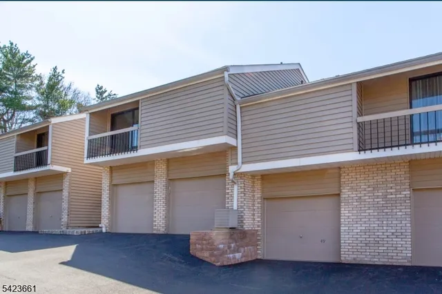 52 Hillside Ct, Clinton, NJ 08809