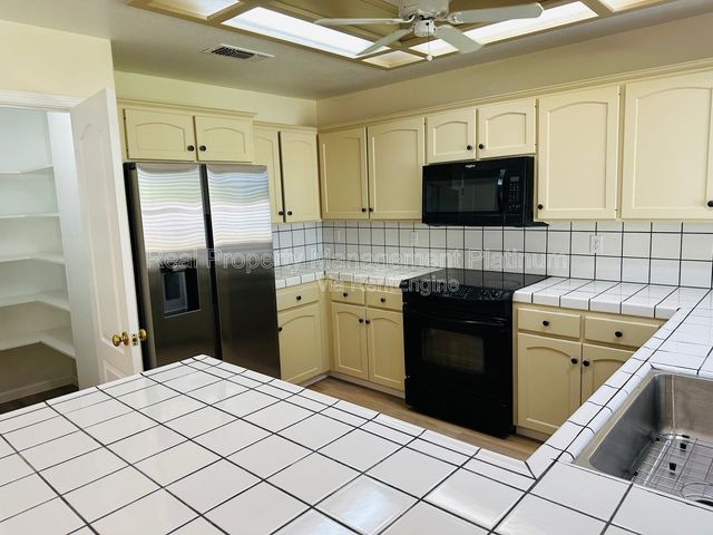 8552 N  Meridian Ave, Fresno, CA 93720