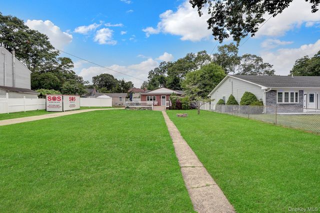 629 East Drive, Lindenhurst, NY 11757
