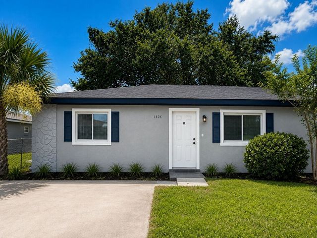 1406B Crystal Ct, Tavares, FL 32778