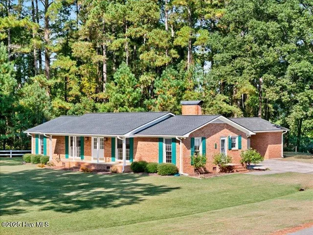 293 White Pine Road, Lake Waccamaw, NC 28450