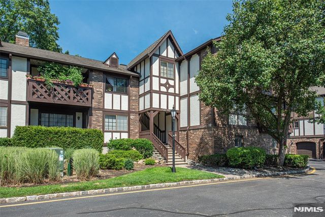 1208 Faulkner Ct, Mahwah, NJ 07430